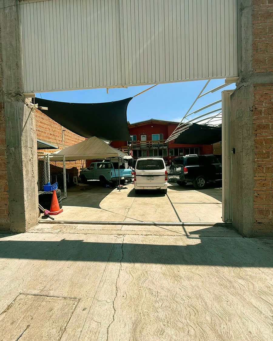 Entrada del taller Lucky Garage vista desde la calle.
